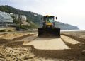 Una máquina realiza tareas de limpieza en el litoral de Santa Eulària esta primavera.