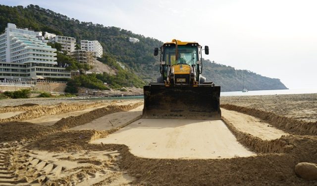 Una máquina realiza tareas de limpieza en el litoral de Santa Eulària esta primavera.