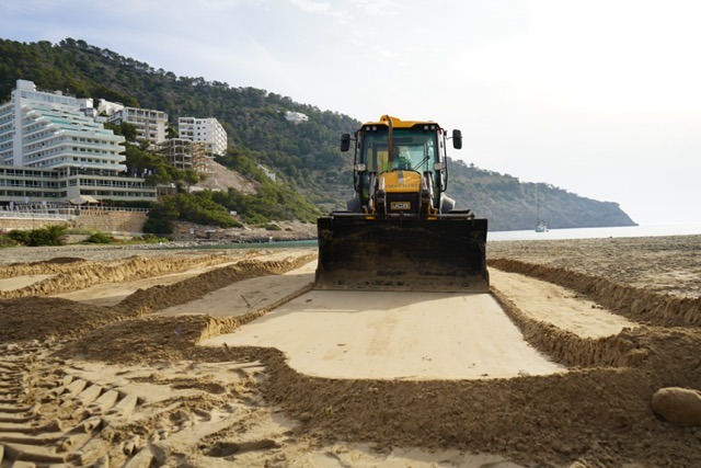 Una máquina realiza tareas de limpieza en el litoral de Santa Eulària esta primavera.