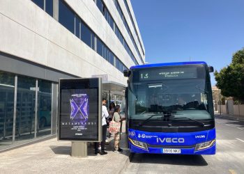 Pasajeros suben al bus en la Estación Cetis en Ibiza ciudad.