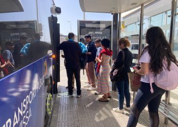 Usuarios de transporte público regular suben a un vehículo en Ibiza. Foto: Noudiari