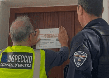 Precinto de una de las tres viviendas en las que se ha actuado esta semana.