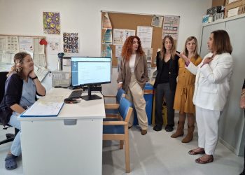 La consellera de Salud, Manuela García, ha visitado esta mañana la Residència des Brolls para presentar el plan piloto. Foto: Govern