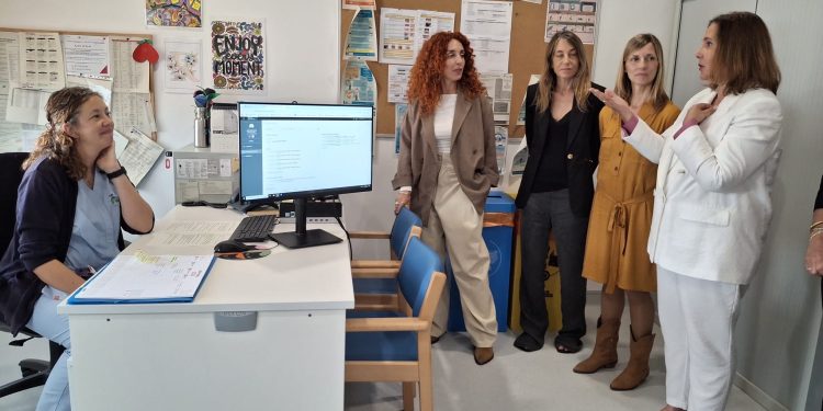 La consellera de Salud, Manuela García, ha visitado esta mañana la Residència des Brolls para presentar el plan piloto. Foto: Govern