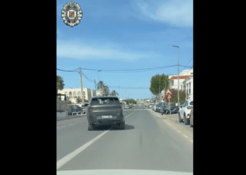 El vehículo invadió el carril contrario de la carretera del aeropuerto en Sant Jordi, y chocó contra un taxi de la parada local. Foto: Redes Policía Local Sant Josep