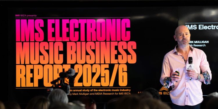 Mark Mullingan en la presentación del informe.