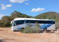 Imagen de uno de los autobuses en el que se desplazaban los participantes.
