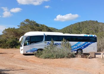 Imagen de uno de los autobuses en el que se desplazaban los participantes.