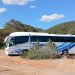 Imagen de uno de los autobuses en el que se desplazaban los participantes.