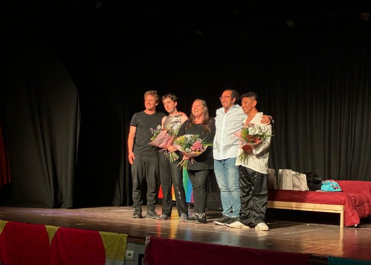 Imagen de los actores sobre el escenario de la obra de teatro 'Entrepares'. La víctima es uno de los actores de esta obra, que habla sobre la violencia intragénero en una pareja gay. Foto: Sa clau de s'armari