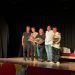 Imagen del reparto sobre el escenario de la obra de teatro 'Entrepares'. Foto: Sa clau de s'armari