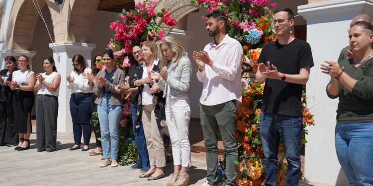 Miembros del Ayuntamiento de Santa Eulària aplauden tras el minuto de silencio.