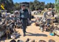 Un guardia civil pasea entre la montaña de residuos de motores y bombas de agua.