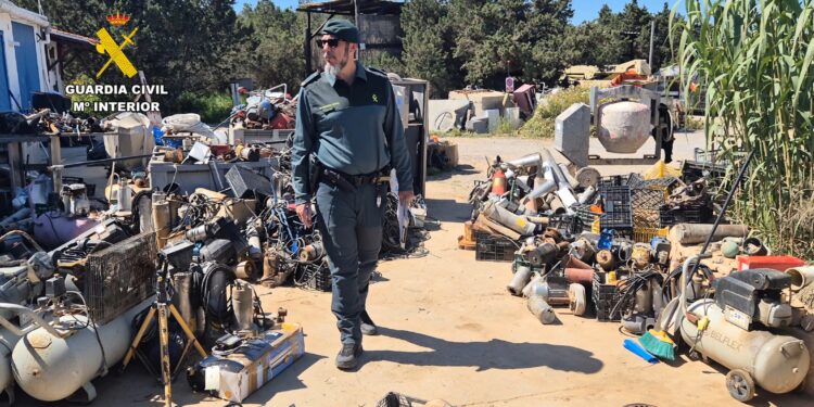 Un guardia civil pasea entre la montaña de residuos de motores y bombas de agua.