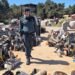 Un guardia civil pasea entre la montaña de residuos de motores y bombas de agua.