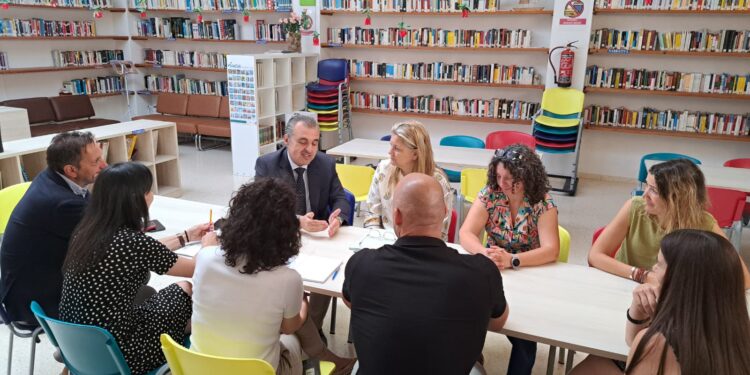 Visita de Antoni Vera al IES Algarb de Sant Josep.