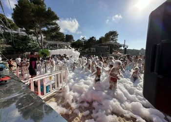 Fiesta de la espuma en las fiestas de Portinatx, en una imagen compartida por la comisión de fiestas en sus redes.