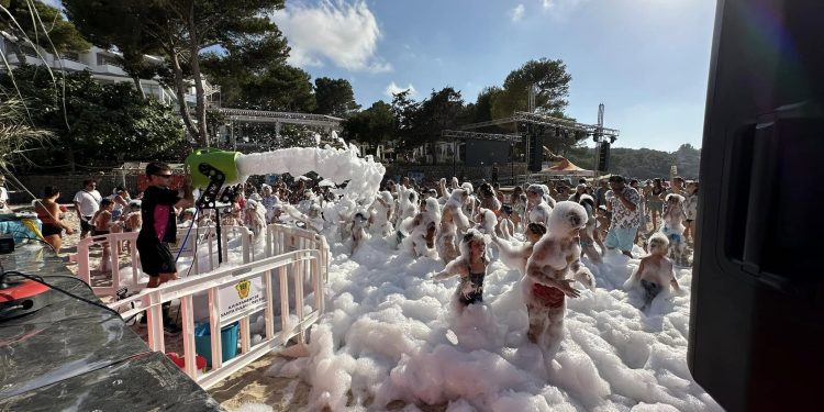 Fiesta de la espuma en las fiestas de Portinatx, en una imagen compartida por la comisión de fiestas en sus redes.