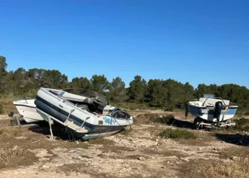 Embarcaciones abandonadas en la zona. Fotos cedidas por vecinos afectados a Noudiari