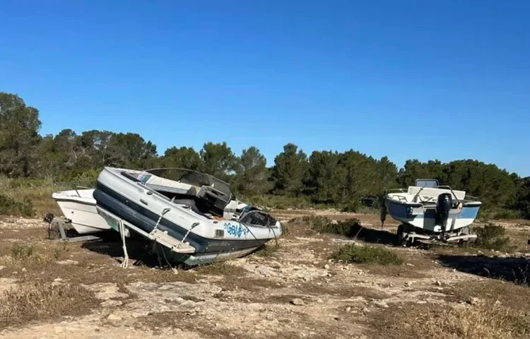 Embarcaciones abandonadas en la zona. Fotos cedidas por vecinos afectados a Noudiari