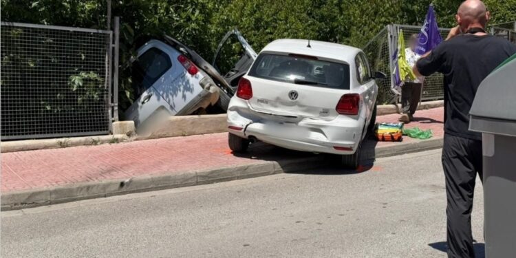 La furgoneta en la que iba el conductor en estado inconsciente acabó saliéndose de la vía y cayendo en una cuneta desnivelada. Foto: Noudiari