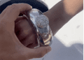 Esto no es una pulsera, es una petaca llena de alcohol. Imagen O Beach Ibiza Wayne Lineker
