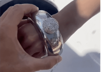Esto no es una pulsera, es una petaca llena de alcohol. Imagen O Beach Ibiza Wayne Lineker