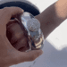 Esto no es una pulsera, es una petaca llena de alcohol. Imagen O Beach Ibiza Wayne Lineker