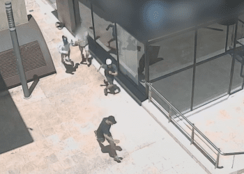 Ladrones huyendo tras un robo, en una imagen facilitada por la Policía Nacional.