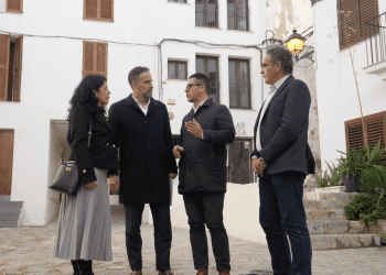 Visita de las autoridades a las viviendas en régimen de VPL de Ibiza.