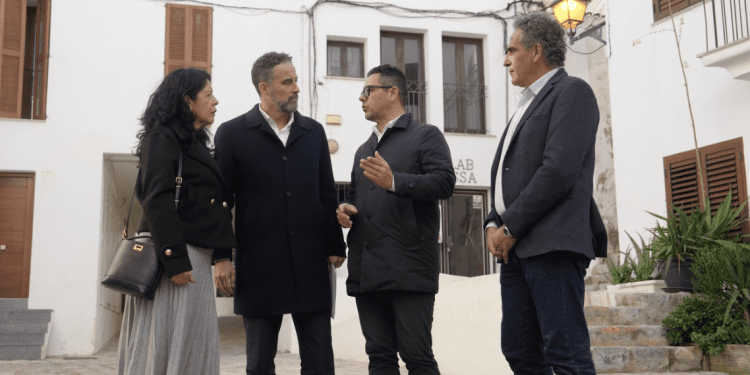 Visita de las autoridades a las viviendas en régimen de VPL de Ibiza.