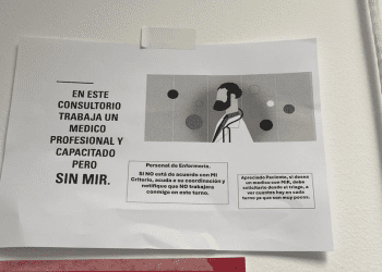 Cartel facilitado por el PSOE colgado por un propio facultativo en la puerta de una consulta donde se pide a la enfermería que si no está de acuerdo con su criterio no trabaje con él.