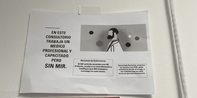 Cartel facilitado por el PSOE colgado por un propio facultativo en la puerta de una consulta donde se pide a la enfermería que si no está de acuerdo con su criterio no trabaje con él.