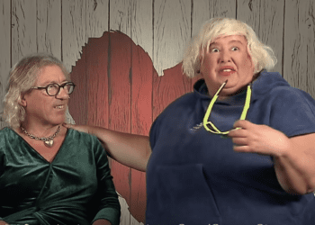 Paco/Paca, en su reencuentro con Pilar, que se ha hecho viral. Imagen de Mediaset España