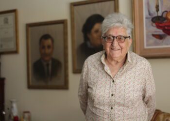 Carmen Tur, en el salón de su casa, para Noudiari. Foto: Noudiari / C.M.