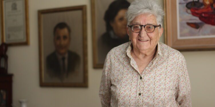 Carmen Tur, en el salón de su casa, para Noudiari. Foto: Noudiari / C.M.