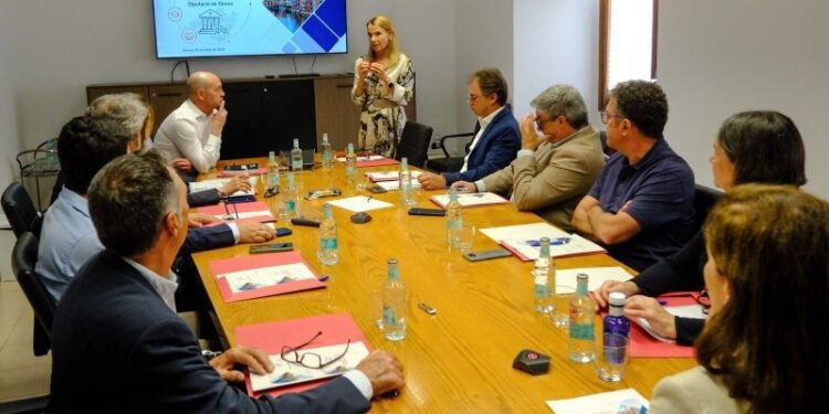 Un momento de las reuniones que han mantenido representantes insulares con la Diputació de Girona. Foto: Consell