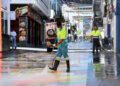 Un operario de limpieza en la calle Santa Agnès, donde el pavimento especial con la obra del artista Okuda requiere una tipo de tratamiento específico. Foto: Ayto. Sant Antoni