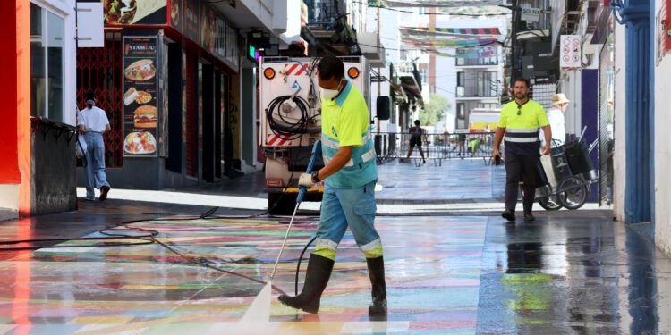 Un operario de limpieza en la calle Santa Agnès, donde el pavimento especial con la obra del artista Okuda requiere una tipo de tratamiento específico. Foto: Ayto. Sant Antoni