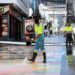 Un operario de limpieza en la calle Santa Agnès, donde el pavimento especial con la obra del artista Okuda requiere una tipo de tratamiento específico. Foto: Ayto. Sant Antoni