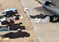 Jóvenes durmiendo en la playa de ses Figueretes. Fotos Noudiari.es