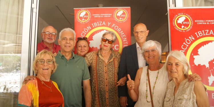 Berno Kiberd, Ger Sweeney, el director del Área de Salud de Ibiza y Formentera, Eduardo Escudero, la concejala de Acción Social, Familia e Igualdad del ayuntamiento de Sant Josep de sa Talaia, Marilina Serra, la presidenta de la Asociación Ibiza y Formentera Contra el Cäncer, Elizabeth Gail Fear, el concejal de Economía y Hacienda del ayuntamiento de Sant Antoni de Portmany, Antonio Marí, y las voluntarias Beryl Jones y Elaine Clark (JÚLIA JUAN)