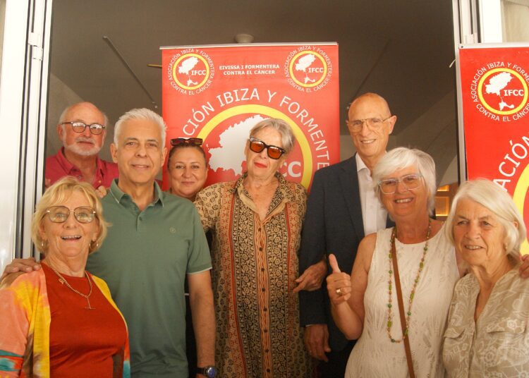 Berno Kiberd, Ger Sweeney, el director del Área de Salud de Ibiza y Formentera, Eduardo Escudero, la concejala de Acción Social, Familia e Igualdad del ayuntamiento de Sant Josep de sa Talaia, Marilina Serra, la presidenta de la Asociación Ibiza y Formentera Contra el Cäncer, Elizabeth Gail Fear, el concejal de Economía y Hacienda del ayuntamiento de Sant Antoni de Portmany, Antonio Marí, y las voluntarias Beryl Jones y Elaine Clark (JÚLIA JUAN)