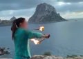 Un fotograma del ritual con fuego en Cala d'Hort, frente a Es Vedrà.