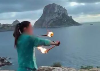 Un fotograma del ritual con fuego en Cala d'Hort, frente a Es Vedrà.