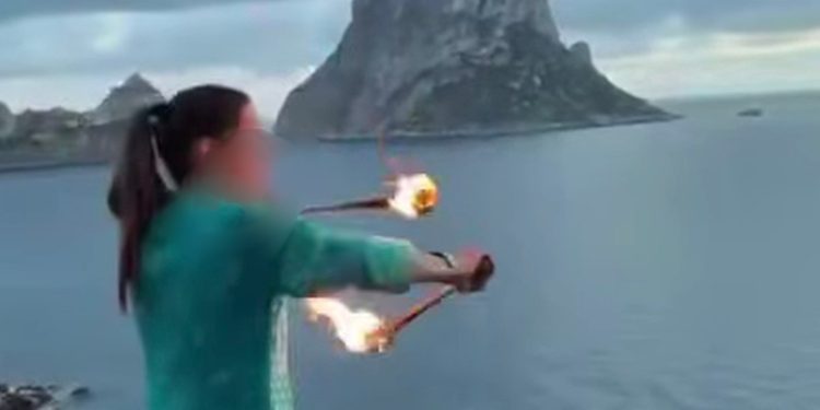 Un fotograma del ritual con fuego en Cala d'Hort, frente a Es Vedrà.