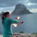 Un fotograma del ritual con fuego en Cala d'Hort, frente a Es Vedrà.