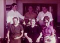 Amador, a la derecha de la imagen, y Catalina, en el centro, fueron el alma del Hostal Rosales, que acogió a los primeros turistas y toda la diversidad que traían con ellos. Imagen Archivo Familia Serra Mayans cedida.