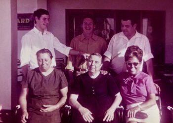 Amador, a la derecha de la imagen, y Catalina, en el centro, fueron el alma del Hostal Rosales, que acogió a los primeros turistas y toda la diversidad que traían con ellos. Imagen Archivo Familia Serra Mayans cedida.