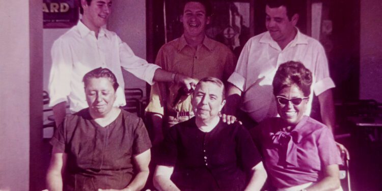 Amador, a la derecha de la imagen, y Catalina, en el centro, fueron el alma del Hostal Rosales, que acogió a los primeros turistas y toda la diversidad que traían con ellos. Imagen Archivo Familia Serra Mayans cedida.
